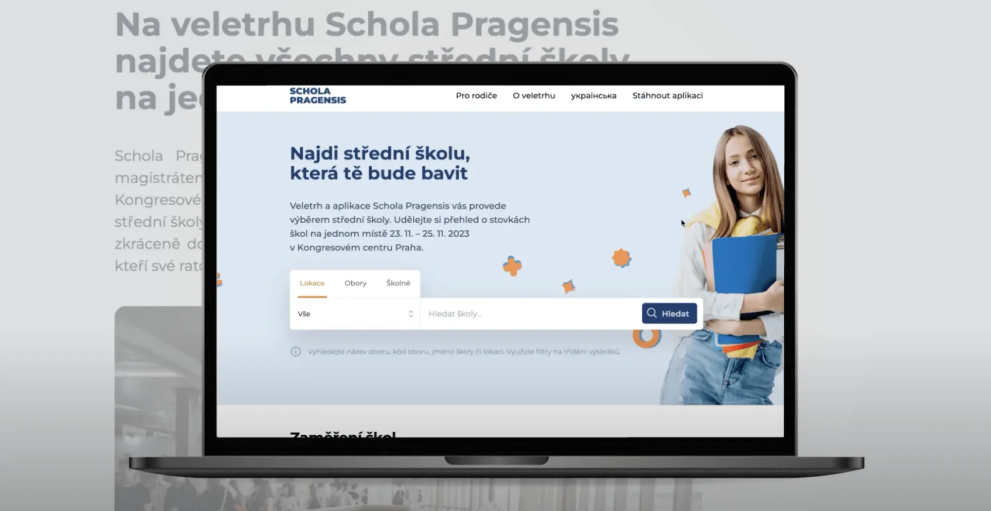 Web Schola Pragensis v notebooku: nadpis Najdi střední školu, která tě bude bavit, vyhledávání podle lokace, oborů a školného a studentka s deskami
