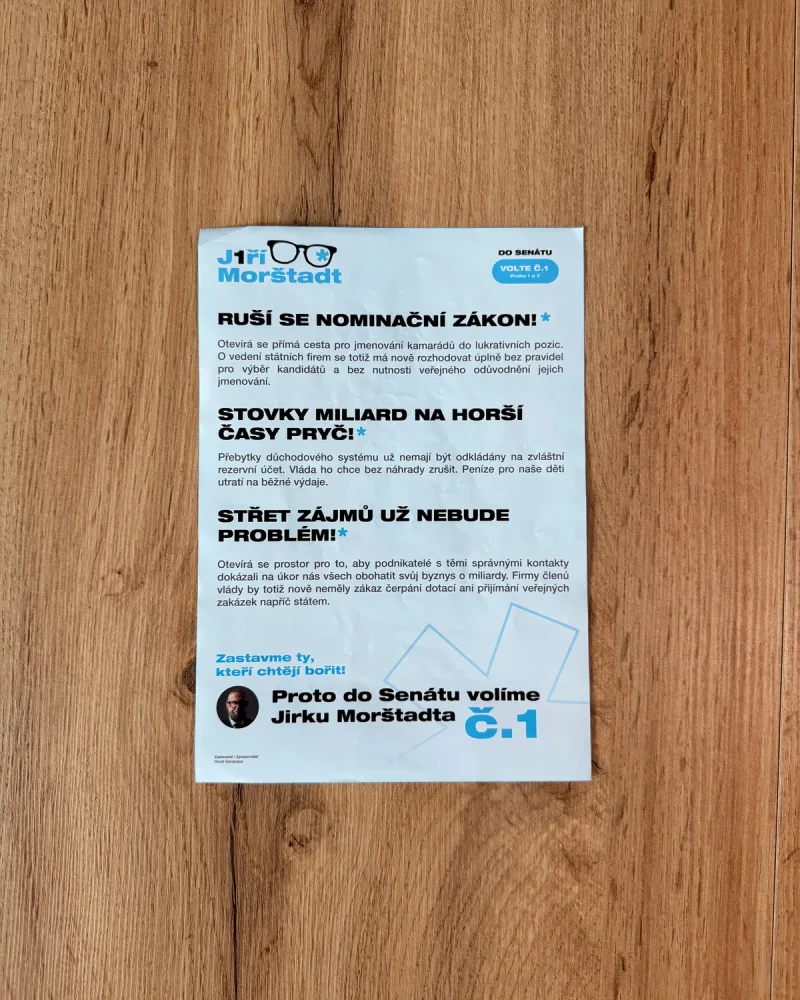 Der gedruckte Flyer des Senatskandidaten Jiří Morštadt