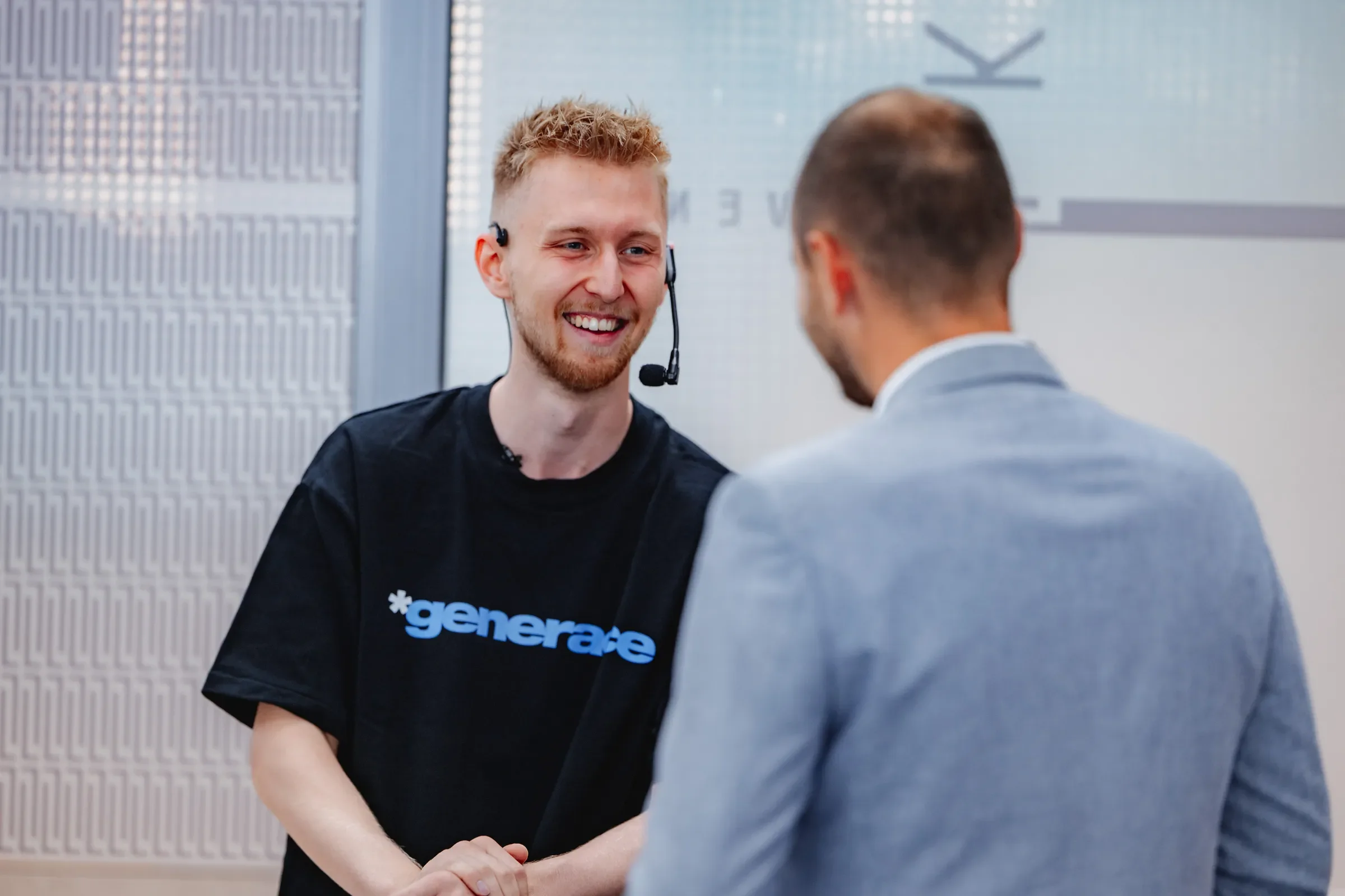 Daniel Krutý im Generace-T-Shirt begrüßt einen Gast