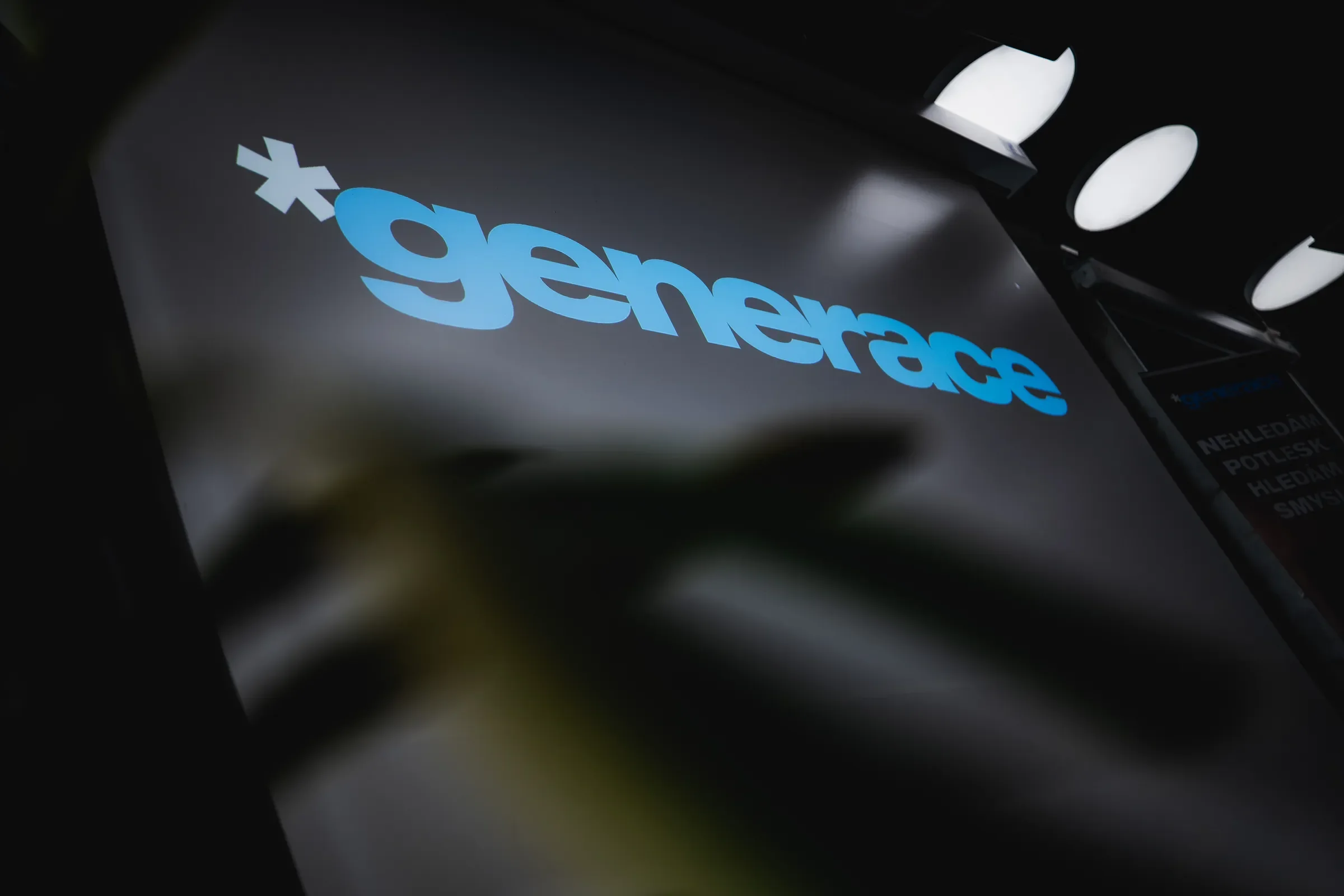Das Generace-Logo auf einer dunklen Bühnenwand