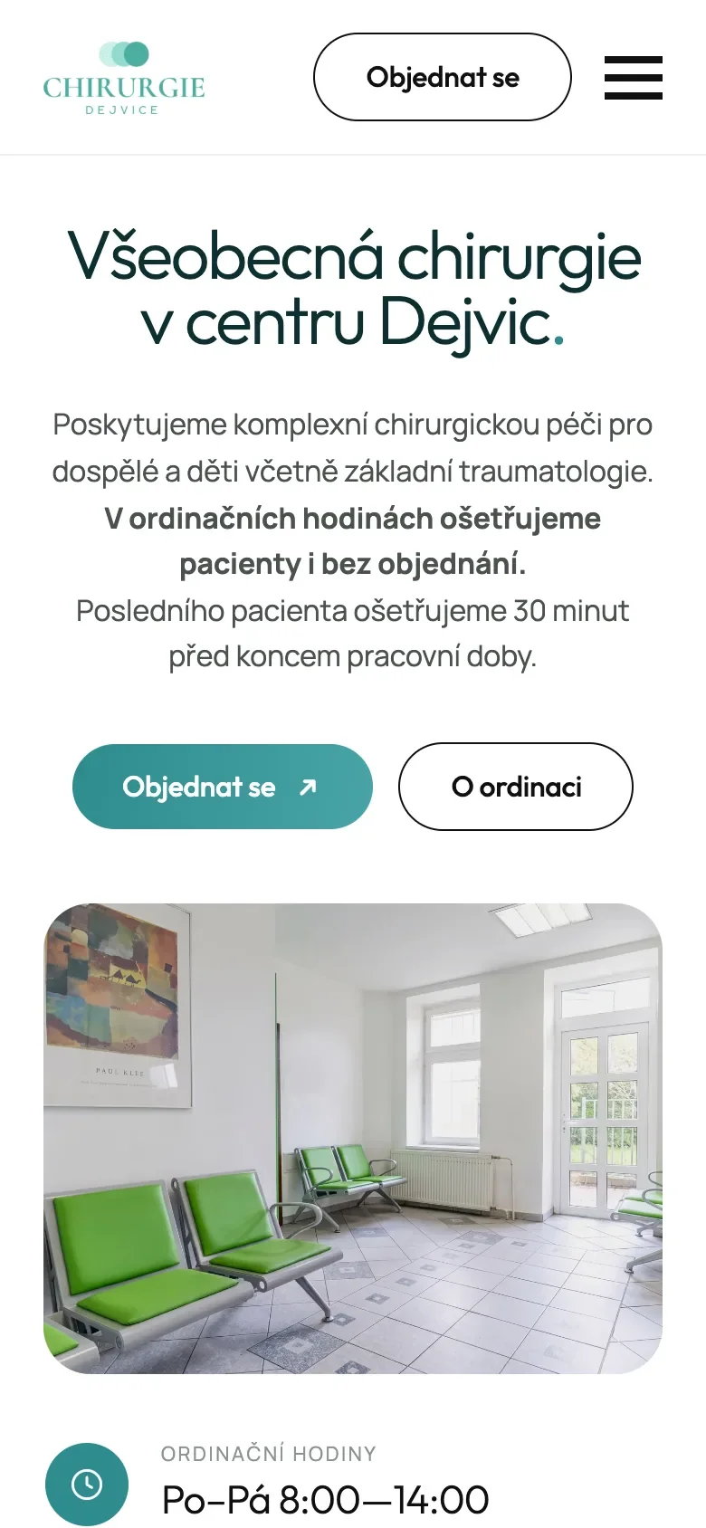 Úvodní stránka Chirurgie Dejvice v telefonu: logo, tlačítko Objednat se, nadpis, tlačítka Objednat se a O ordinaci a fotka čekárny