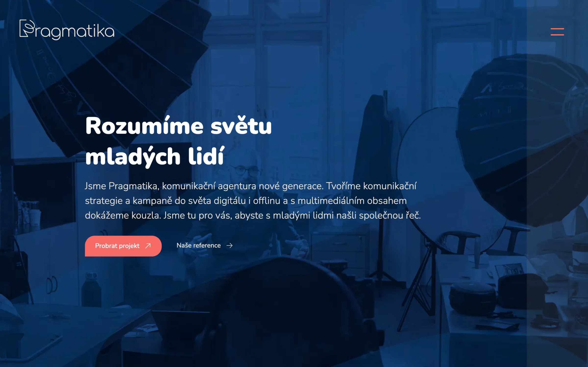 Úvodní stránka webu Pragmatika s nadpisem agentury a tmavě modrým logem