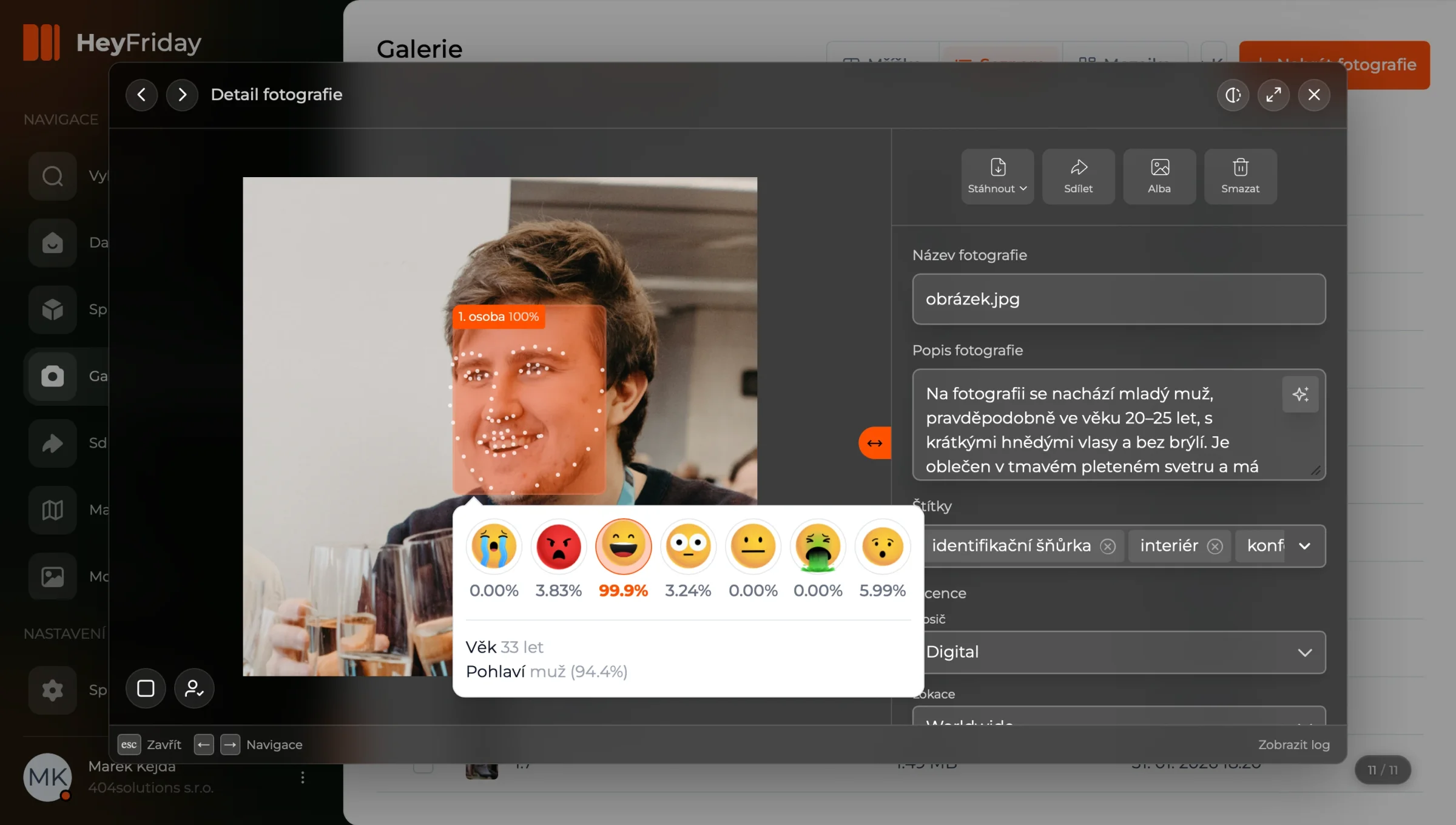 Photo detail with face recognition: a mesh of points on the face and an estimate of age, gender and emotions