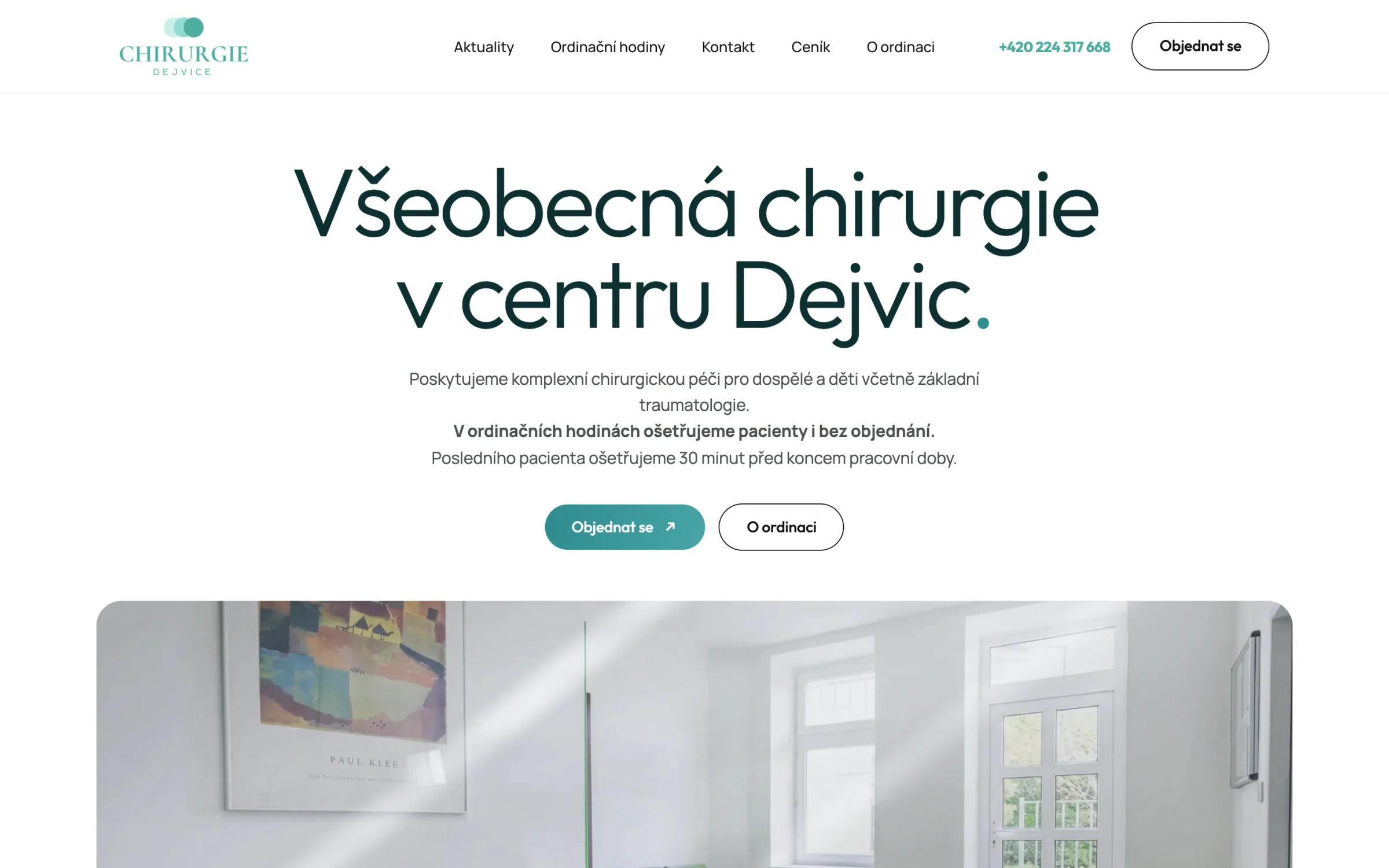 Úvodní stránka Chirurgie Dejvice: nadpis Všeobecná chirurgie v centru Dejvic, text o ošetření bez objednání, tlačítka Objednat se a O ordinaci a fotka čekárny se zelenými křesly