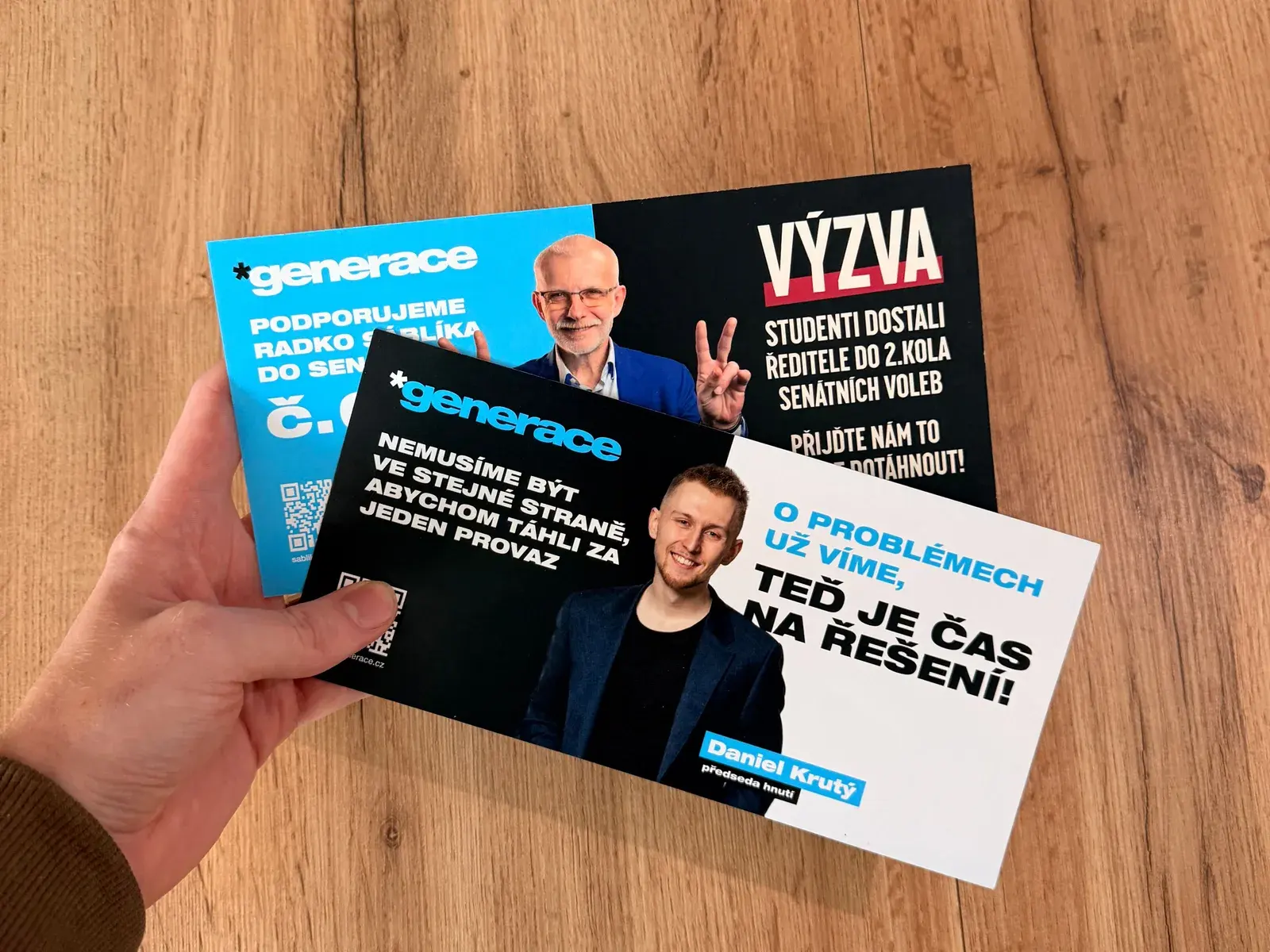 Flyer von Hnutí Generace mit Daniel Krutý und Radko Šáblík in der Hand