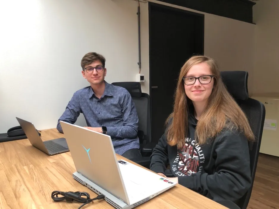 Zdena Morávková und Jakub Hunal während des Praktikums in den Büros der Next Zone