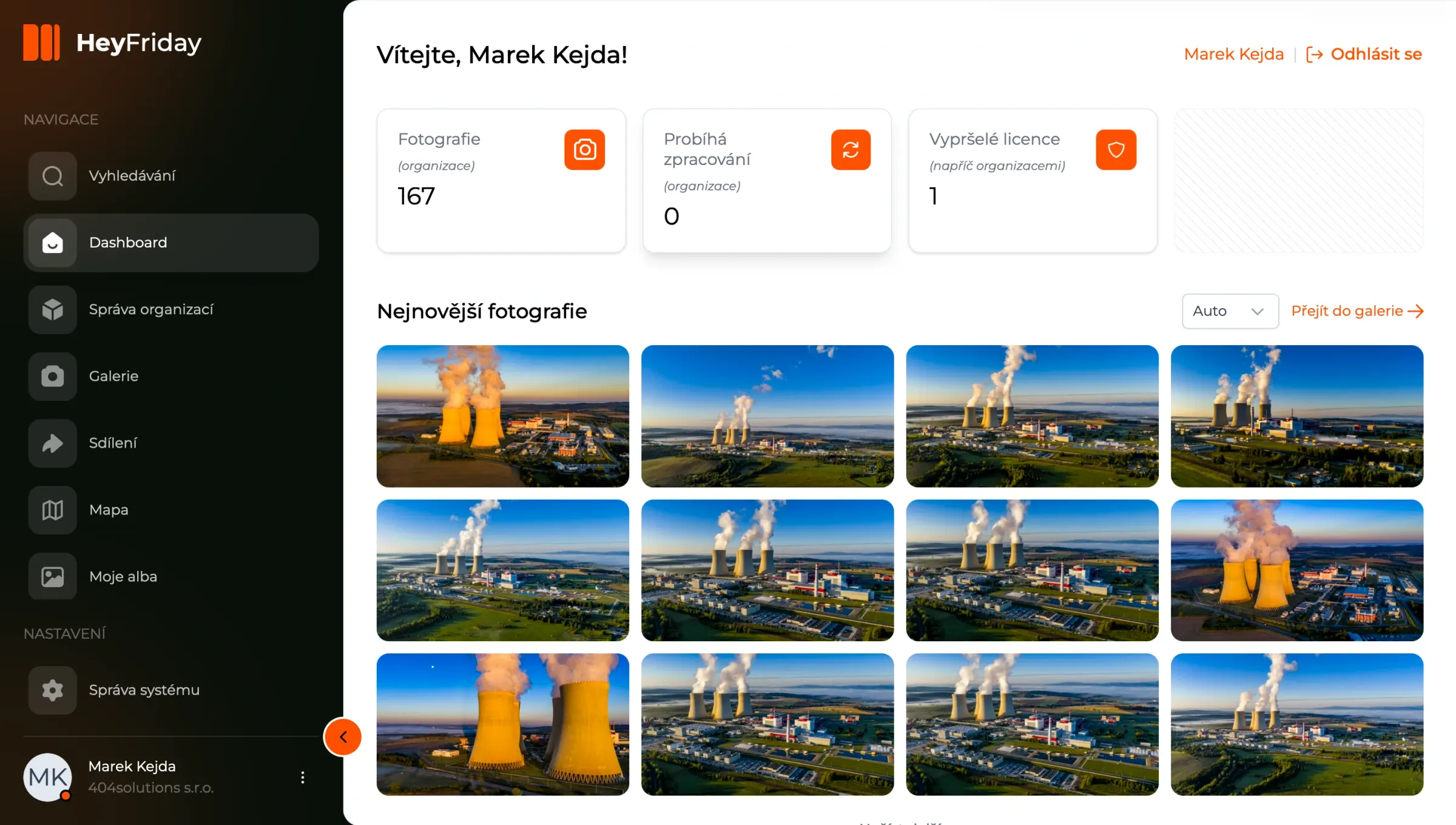 Application dashboard: cards with the number of photos, processing in progress and expired licences, with a grid of the latest shots below