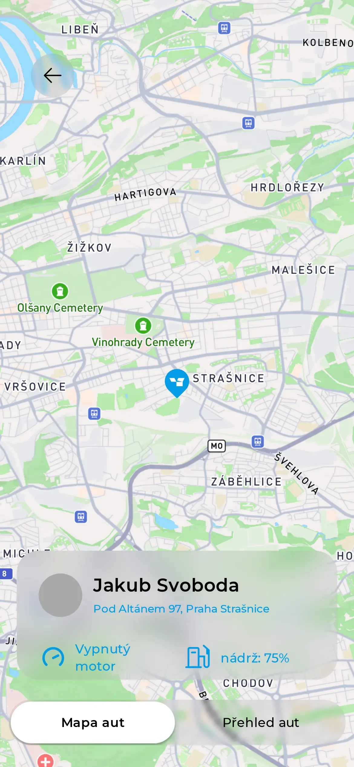 Živá mapa vozidel se špendlíkem auta a kartou řidiče: adresa, stav motoru a stav nádrže